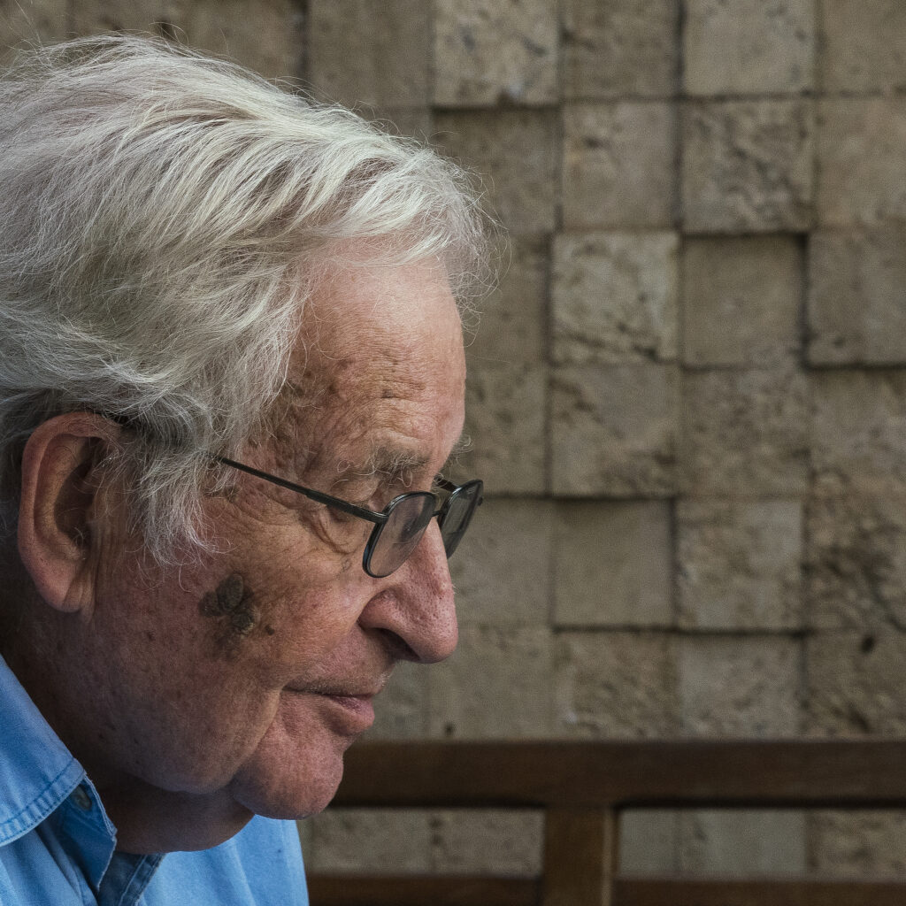 Noam Chomsky: ‘Gostem ou não, estamos juntos nessa crise climática’ 3 noam chomsky by photographer leo canabarro colored photo 1 em Pluriverso